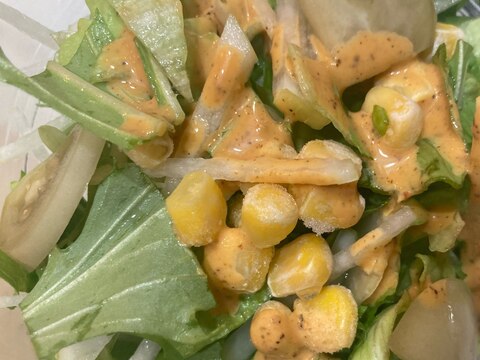 レタスと水菜と大根とピクルスとコーンのピリ辛サラダ